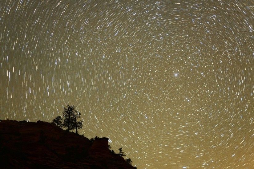 Starry sky spinning around the bright star wallpaper