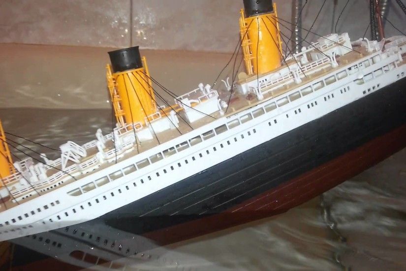 Titanic model sinking