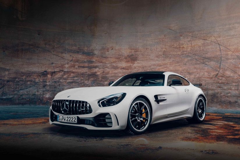The front view of the Mercedes-AMG GT R (C 190) in designo