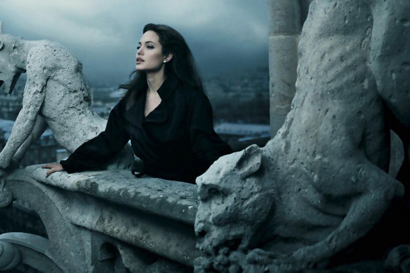 Wallpaper Angelina Jolie On Terrace Tomb Raider