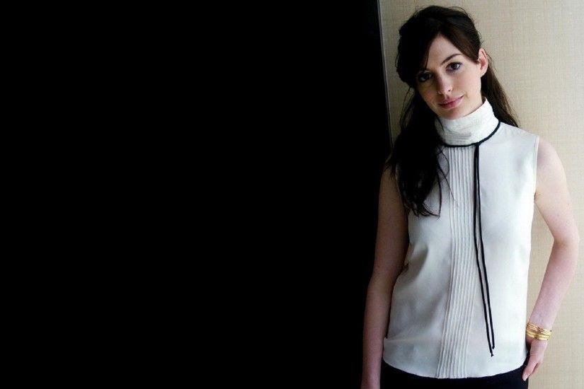Anne Hathaway stylish top and jeans latest wallpaper