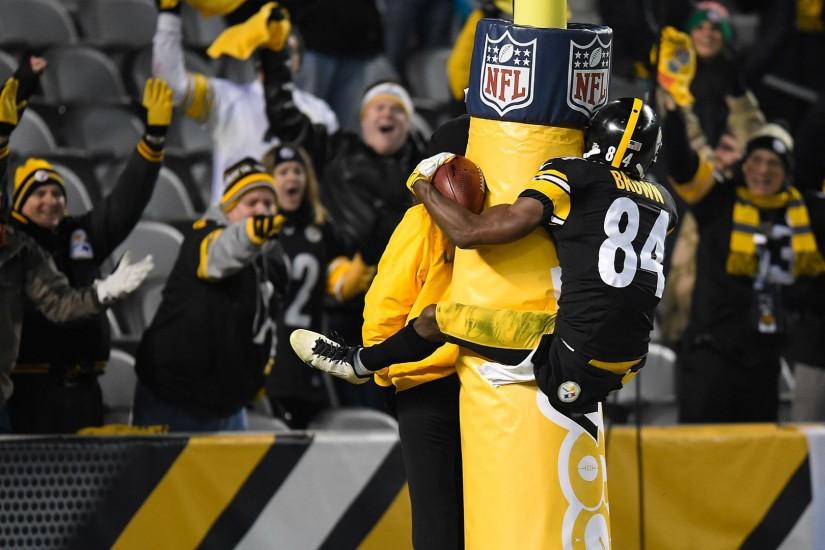 Everybody but the NFL enjoyed Antonio Brown's goal-post celebration | NFL |  Sporting News