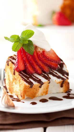 Angel food cake with nutella drizzle berries mascarpone cream