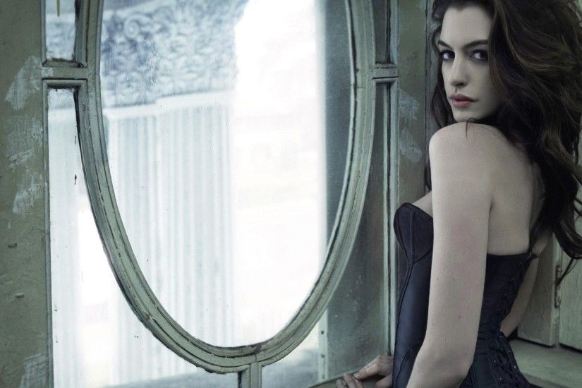 Anne Hathaway Brunettes Brown Eyes Corsets Shoulders Side-view Looking Back  ...