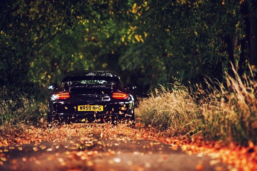 A beautiful Porsche GT3 leaving the crime scene. Wallpaper material this  one.