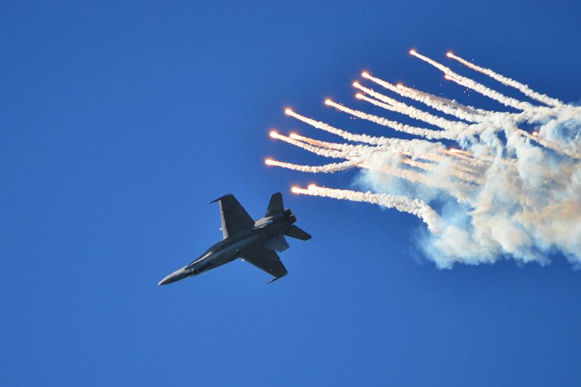 [3840x2160] Finnish Airfoce F/A 18 Hornet using flares. Got this photo from  Finland Airshow and wanted to share it as 4K wallpaper !