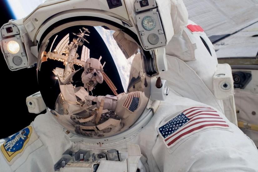amazing astronaut wallpaper 2560x1600 cell phone