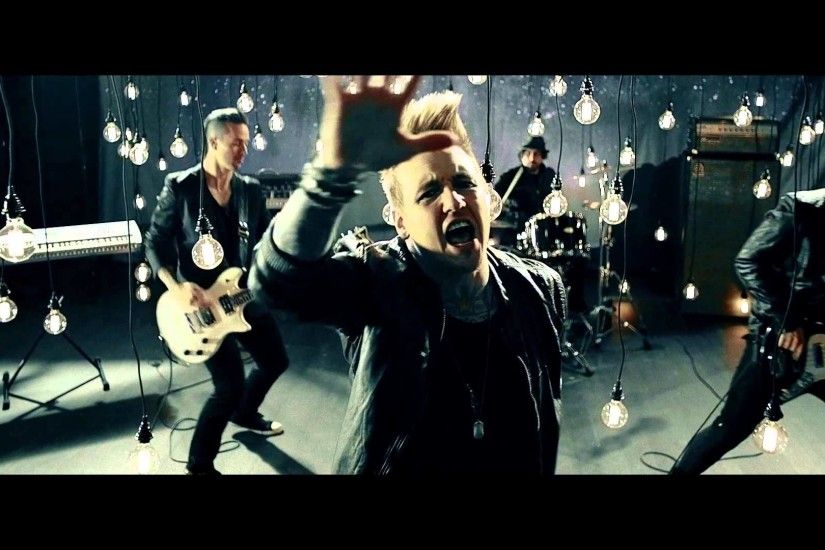 Papa Roach - Gravity feat. Maria Brink (Official Video)