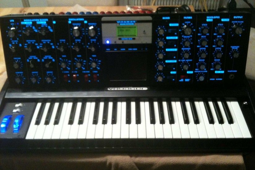Moog Music Minimoog Voyager Electric Blue droopydnl images