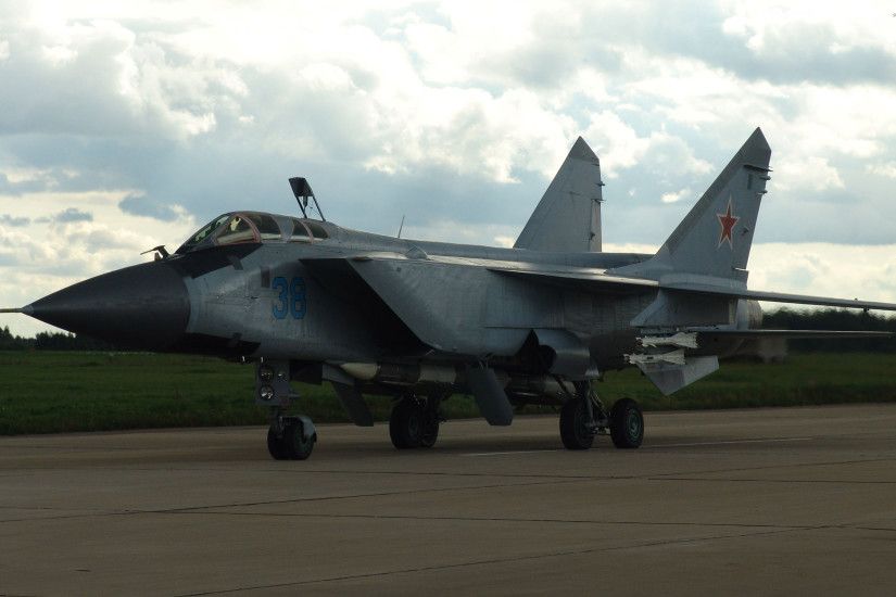Mikoyan MiG-31 preparing to take off wallpaper