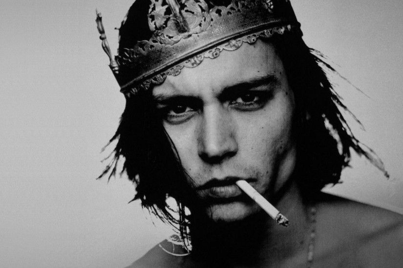 Preview wallpaper johnny depp, actor, crown, cigarette, bw 2048x2048