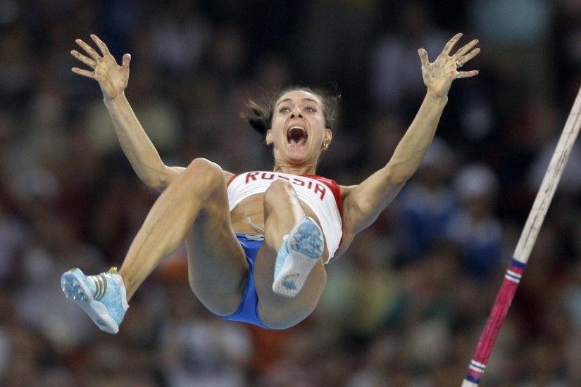 Russia's Yelena Isinbaeva clears the bar to break the world record as she  wins gold in