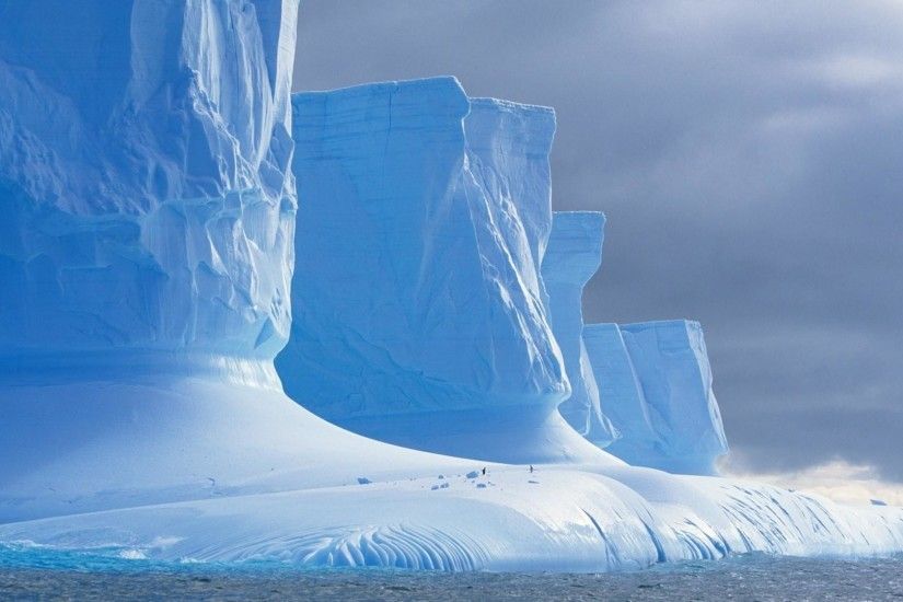 Icebergs on Antarctica wallpaper