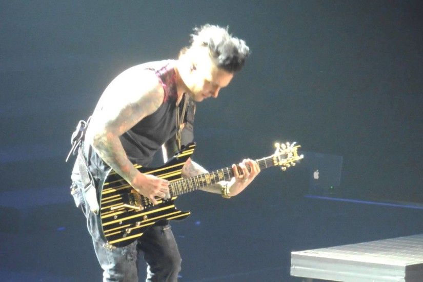 Avenged Sevenfold - Synyster Gates Guitar Solo - Live - 2013 Hail To The  King Tour - Cincinnati, OH - YouTube