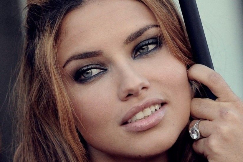 Preview wallpaper adriana lima, brunette, look, makeup, gray eyes 2048x2048