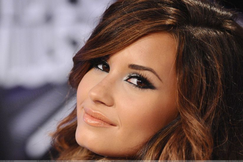 You are viewing wallpaper titled "Demi Lovato Looking Back Face Closeup ...