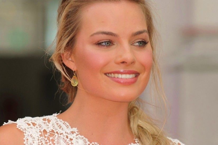 Preview wallpaper margot robbie, actress, blonde, smile, face 2048x2048