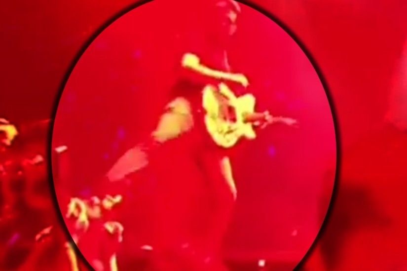 Queens Of The Stone Age frontman Josh Homme is taking heavy criticism after  a video surfaced of him violently kicking a female photographer during the  ...