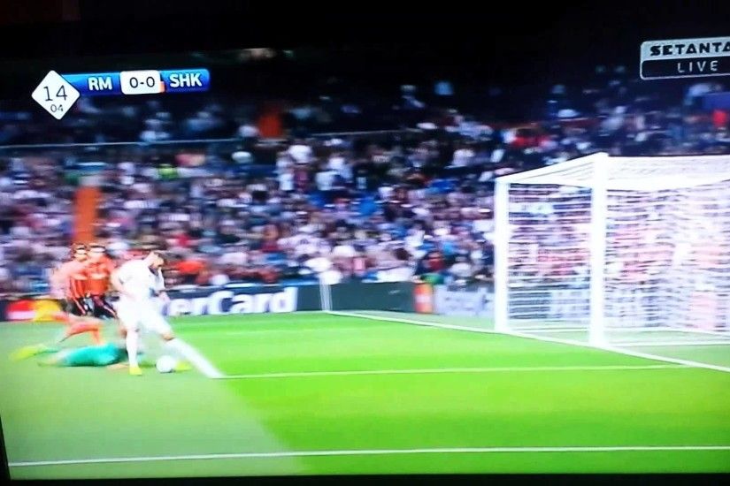 Benzema misses open goal