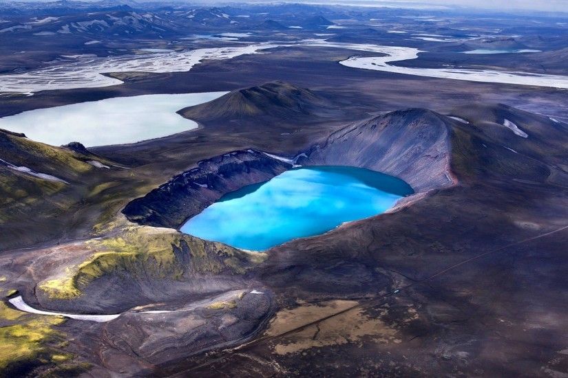 Blue lake in Eyjafjallajokull volcano wallpaper