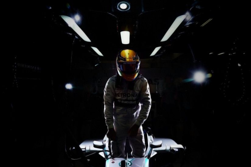 Lewis Hamilton (F1 - Mercedes AMG Petronas) In Garage [2048x1366] ...