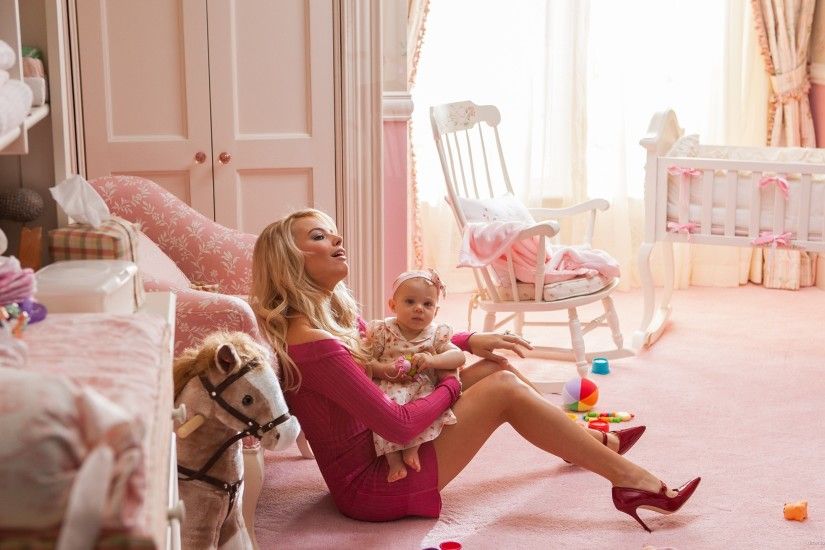 Margot Robbie With The Baby for 2560x1440