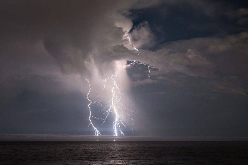 Lightning on the ocean HD wallpaper
