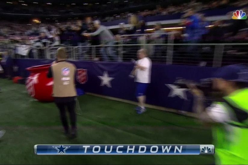 VIDEO: Ezekiel Elliott jumped into a gigantic Salvation Army kettle for a  touchdown celebration - Business Insider