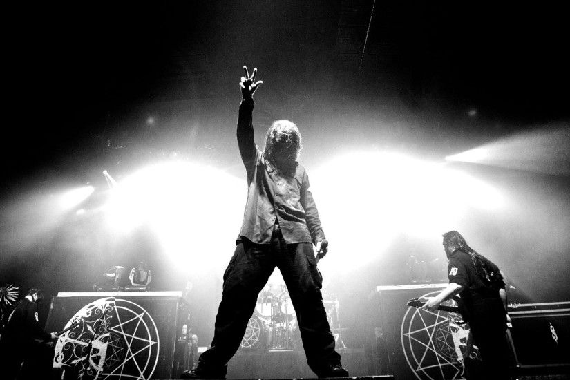SLIPKNOT nu-metal groove metal heavy concert singer .