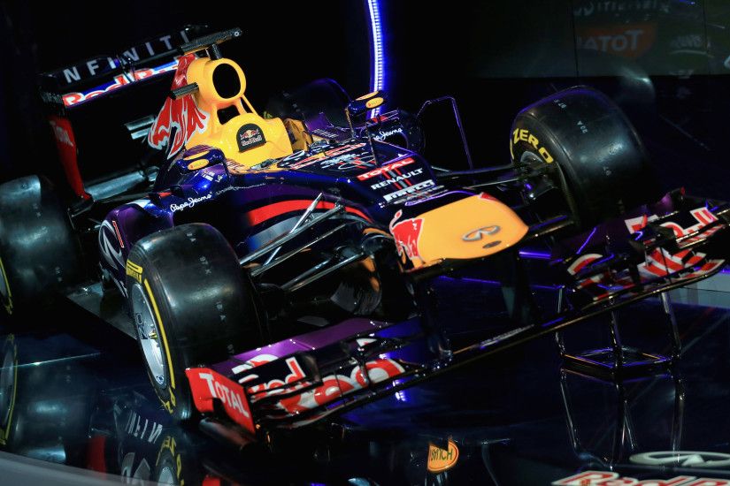 Red Bull RB9 front-left view ...