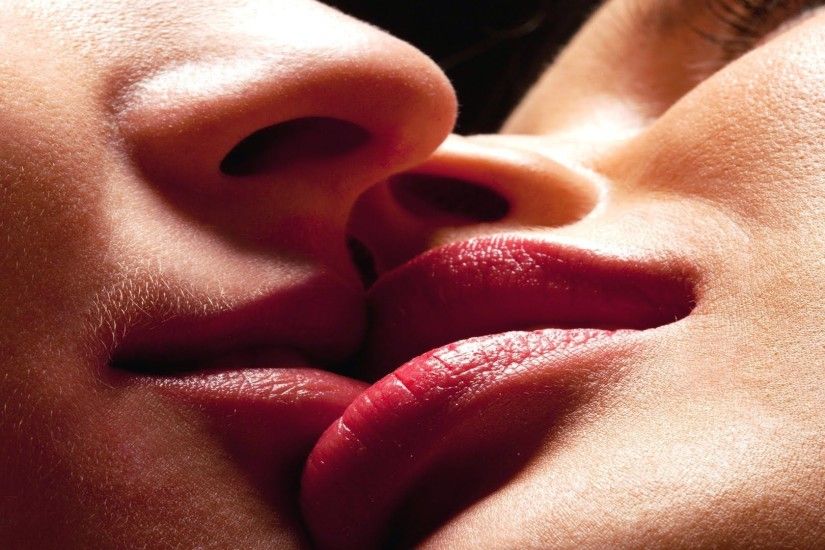Hot Kiss Wallpaper