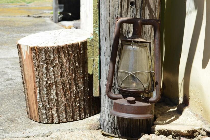Man Made - Lantern Vintage Lamp Old Rust Wallpaper