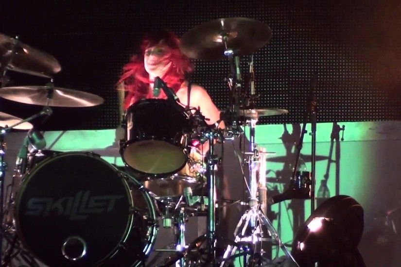 Skillet - Jen Ledger (Drum) Solo - New Show! - HD Video! - Live @ Kingsfest  2013 - YouTube