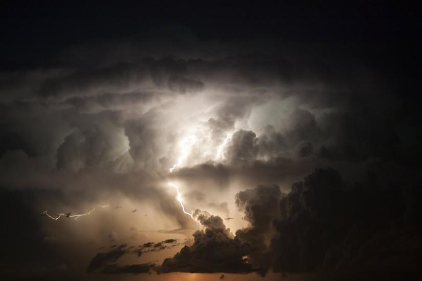 4K HD Wallpaper 4: Lightnings through storm clouds