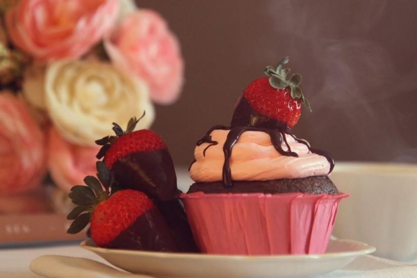 2048x1152 Wallpaper cupcake, chocolate, strawberry, dessert