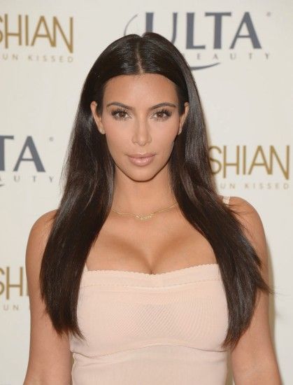 Kim Kardashian download wallpaper