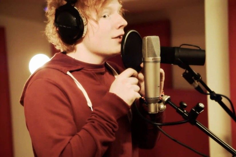 Ed Sheeran Wallpaper, Ed Sheeran is singing in a recording studio.