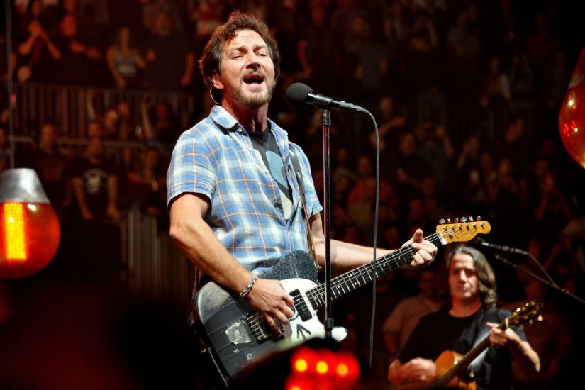 Eddie Vedder Covers Warren Zevon's Iconic "Keep Me In Your Heart" with Paul  Shaffer