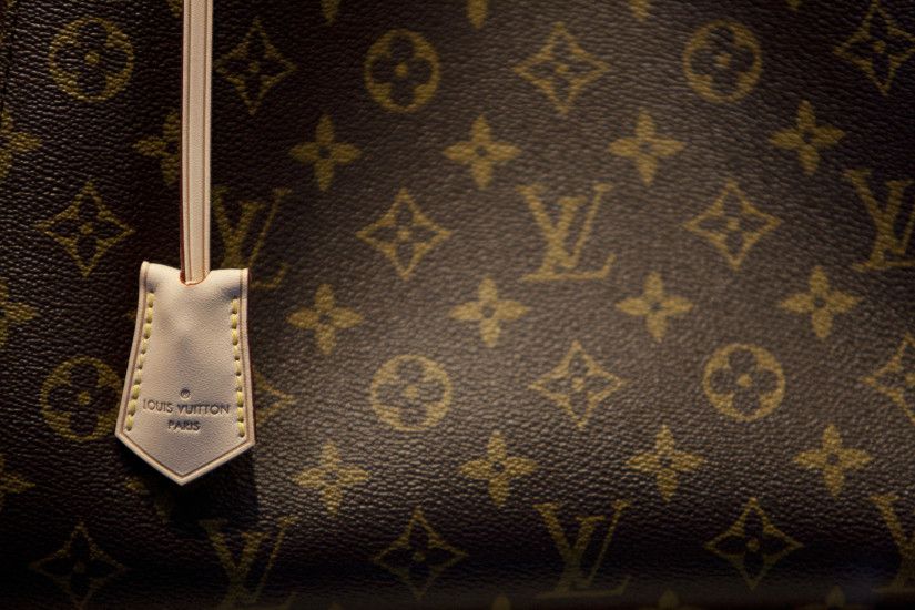 Louis Vuitton in Talks to Open Factory in U.S., CEO Burke Says - Bloomberg
