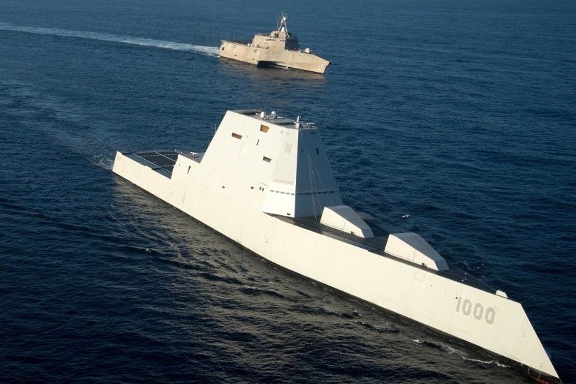 USS Zumwalt (DDG-1000) steams in formation with USS Independence (LCS-