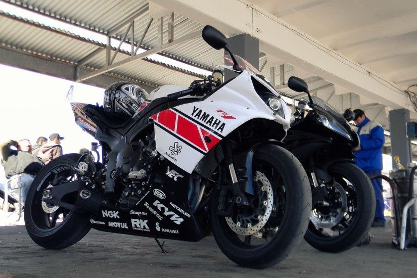 2015 white sport motorcycle Yamaha R6