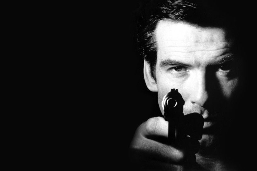 Brosnan pistol 007 James Bond weapons gunspeople men actor wallpaper .