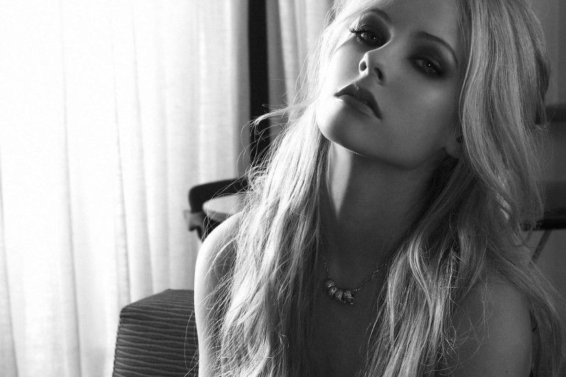 Avril Lavigne Black and White HD Wallpaper