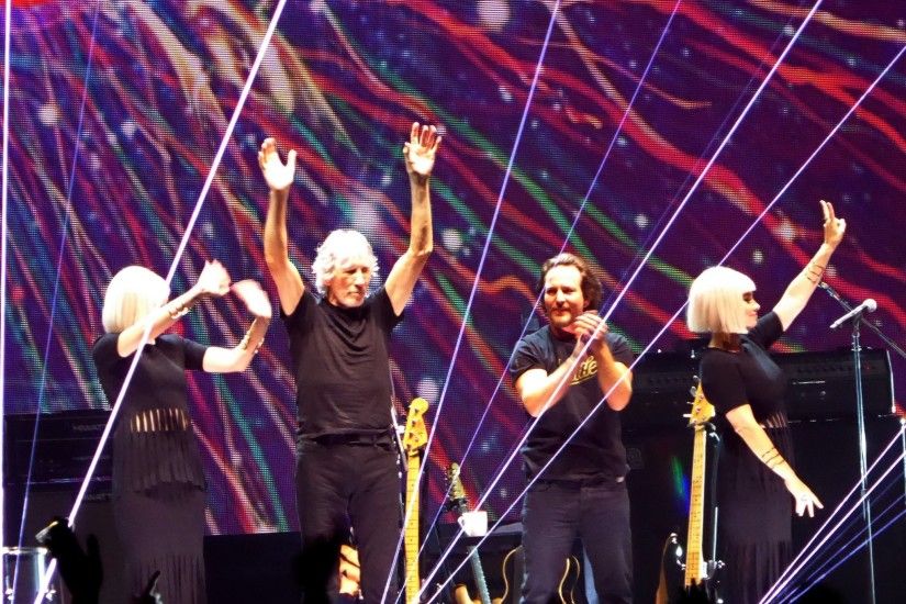 Roger Waters Welcomes Eddie Vedder At Second Chicago Show | Setlist + Video
