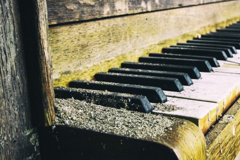 2048x2048 Wallpaper piano, old, dust, keys