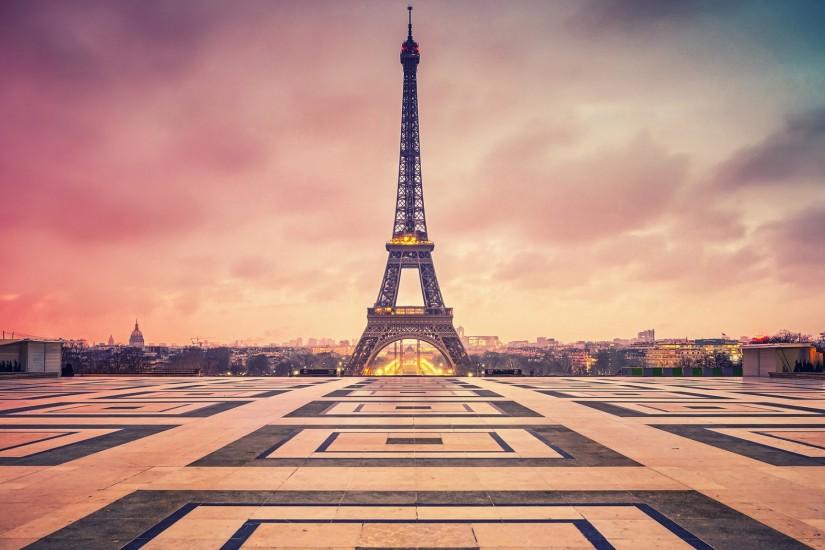 Pretty Eiffel Tower Wallpaper.