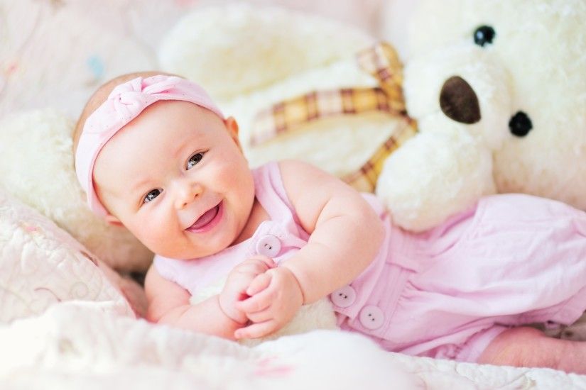 Cute Baby With Teddy Bear (2048x1152 Resolution)