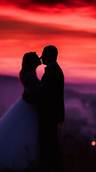Kissing Lovers Silhouette