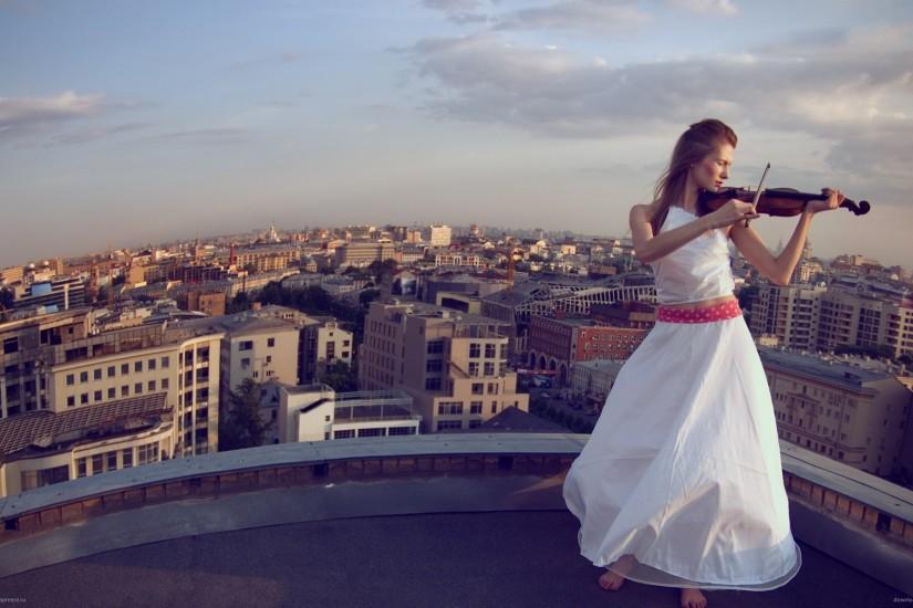 Playing violin on a roof for 2560x1440