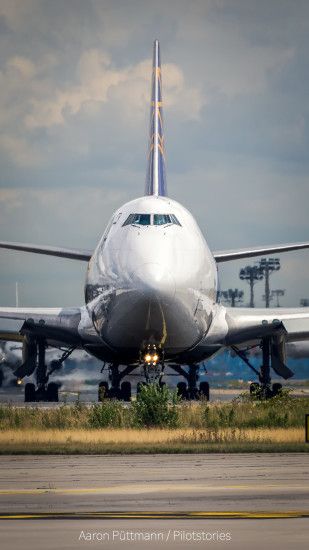 ... Air 747-400F ...